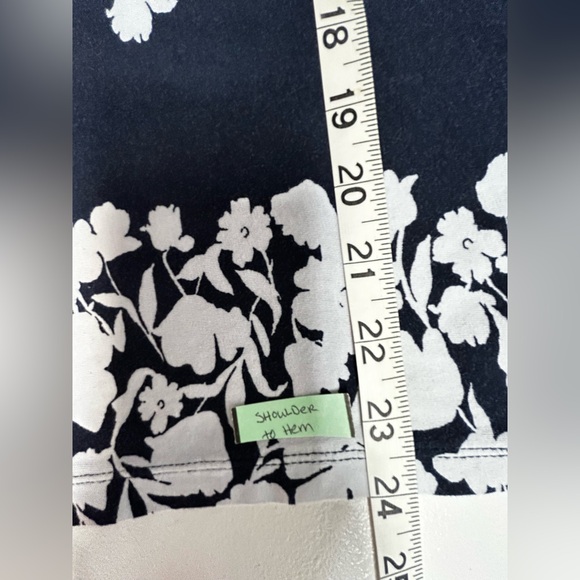 Ann Taylor Factory Navy and White Floral Short Sleeve Top - Picture 3 of 7